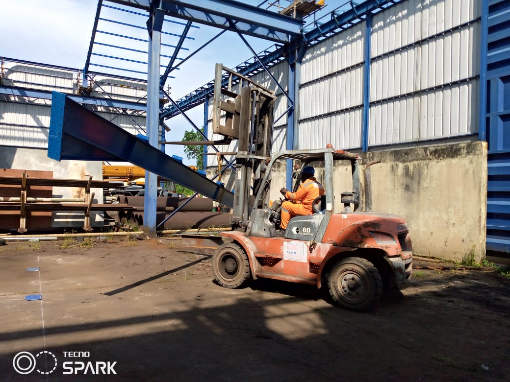 Montage charpente chantier naval limbé